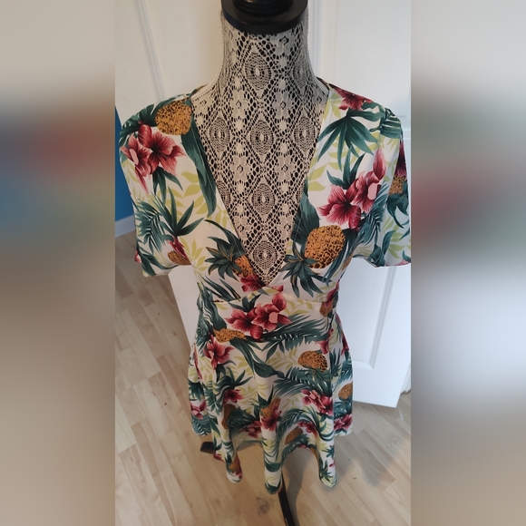 Tropical Symphony Dress with flowers and pineapples - Picture 2 of 7